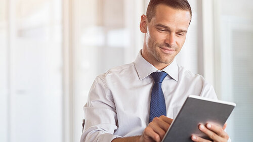 Anzugtraeger-Tablet-173659618-FO-Rido