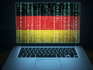 Laptop-Binaer-Code-Deutschland-Flagge-184725765-FO-littlewolf1989