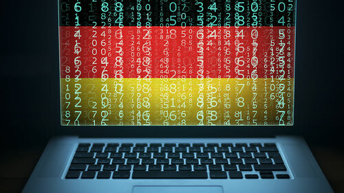 Laptop-Binaer-Code-Deutschland-Flagge-184725765-FO-littlewolf1989