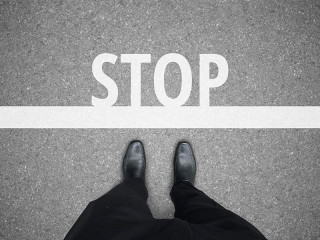 Anzugtraeger-Linie-Stop-214951073-FO-mantinov