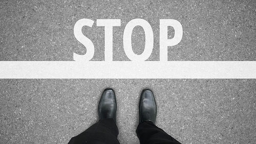 Anzugtraeger-Linie-Stop-214951073-FO-mantinov