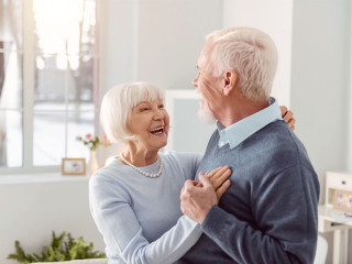 Senioren-Paar-tanzt-in-Haus-197056722-FO-zinkevych