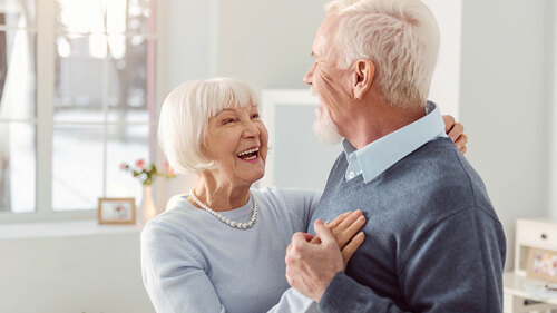 Senioren-Paar-tanzt-in-Haus-197056722-FO-zinkevych