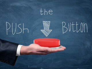 Anzugtraeger-roter-Knopf-170672579-FO-gearstd