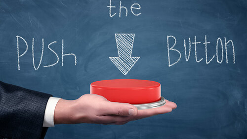 Anzugtraeger-roter-Knopf-170672579-FO-gearstd