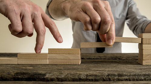 Anzugtraeger-Bruecke-141173135-FO-Gajus