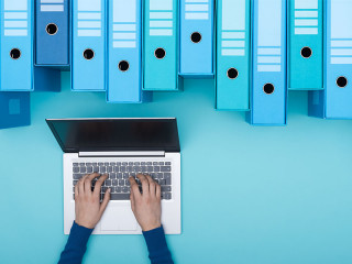 Ordner-Haende-Laptop-193104853-FO-stokkete