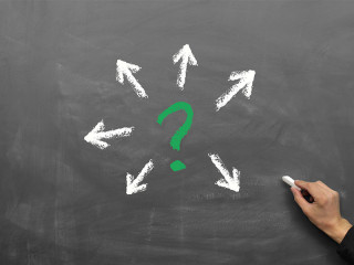 Tafel-Fragezeichen-Pfeile-Hand-Kreide-Tafel-94838059-FO-MK-Photo