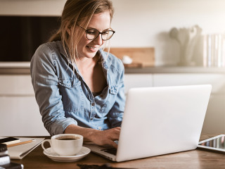 Frau-Laptop-Homeoffice-181154471-FO-Flamingo-Images