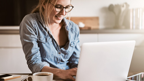 Frau-Laptop-Homeoffice-181154471-FO-Flamingo-Images