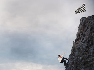 Anzugtraeger-erklettert-Berg-143233337-FO-alphaspirit