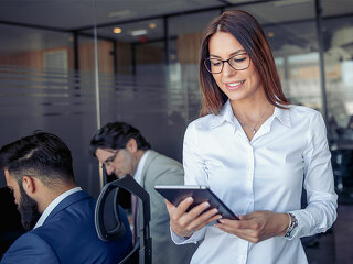 Anzugtraegerin-Tablet-221655965-FO-ivanko80