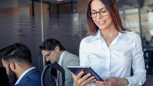 Anzugtraegerin-Tablet-221655965-FO-ivanko80