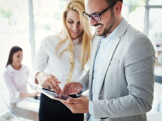 Anzugtraeger-Anzugtraegerin-Tablet-224116048-FO-nd3000