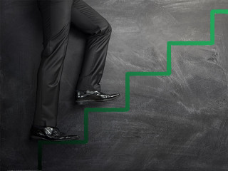 Anzugtraeger-auf-Kreide-Treppe-50380028-FO-rangizzz