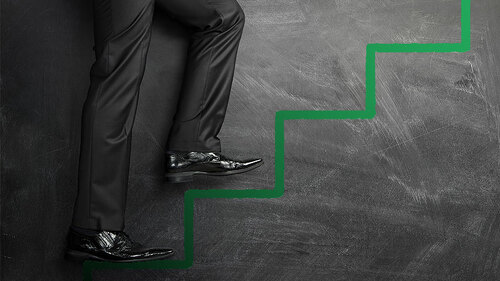 Anzugtraeger-auf-Kreide-Treppe-50380028-FO-rangizzz