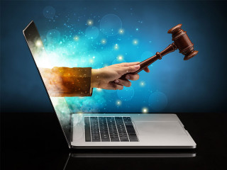 Hand-Richterhammer-aus-Laptop-207547098-FO-ra2-studio