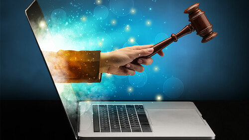 Hand-Richterhammer-aus-Laptop-207547098-FO-ra2-studio