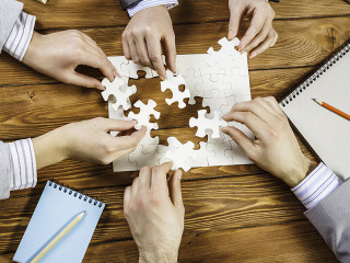 Anzugtraeger-Puzzleteile-190181394-FO-Sergey-Nivens