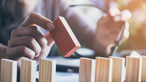 Haende-Dominosteine-136885720-FO-leekaomeng