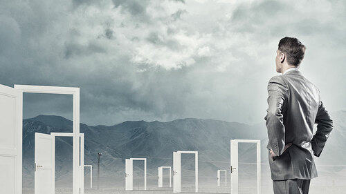 Anzugtraeger-Tueren-96092853-FO-Sergey-Nivens