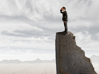 Anzugtraeger-haelt-Ausschau-43356299-FO-alphaspirit