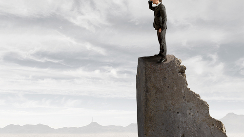 Anzugtraeger-haelt-Ausschau-43356299-FO-alphaspirit