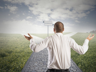 Anzugtraeger-Weggabelung-55948825-FO-alphaspirit