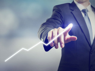 Anzugtraeger-positiver-Pfeil-134591243-FO-oatawa