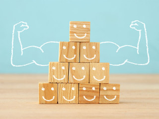 Holzkloetze-Koepfe-starke-Arme-213768319-FO-tomertu