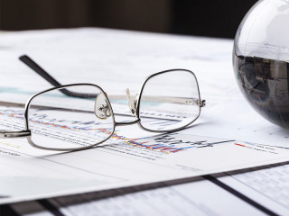 Brille-Unterlagen-Glaskugel-80537851-FO-BillionPhotos-com