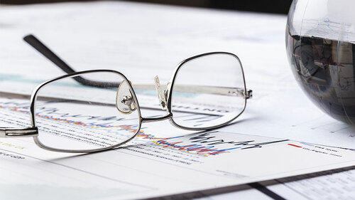 Brille-Unterlagen-Glaskugel-80537851-FO-BillionPhotos-com