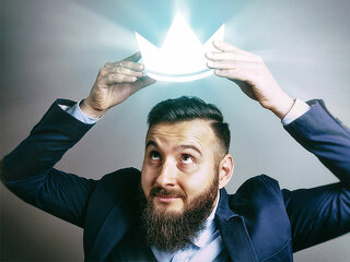 Anzugtraeger-kroent-sich-selbst-175927620-FO-svetazi