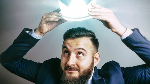 Anzugtraeger-kroent-sich-selbst-175927620-FO-svetazi