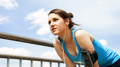 Junge-Frau-Joggerin-86587262-FO-Wisiel