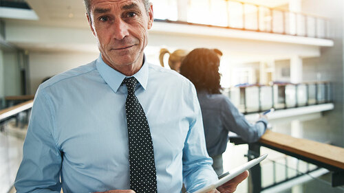 Anzugtraeger-Tablet-168427839-FO-Flamingo-Images