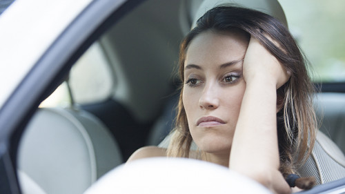 Frau-gelangweilt-am-Steuer-95803044-FO-jandruk