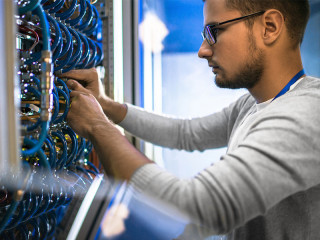 Mann-Server-174927838-FO-seventyfour