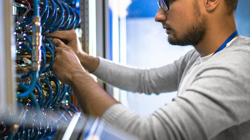 Mann-Server-174927838-FO-seventyfour