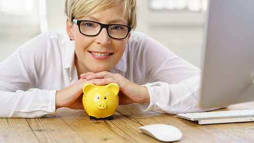 Frau-Sparschwein-170680960-FO-contrastwerkstatt