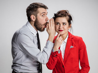 Anzugtraeger-fluester-Anzugtraegerin-etwas-ins-Ohr-112195228-FO-master1305