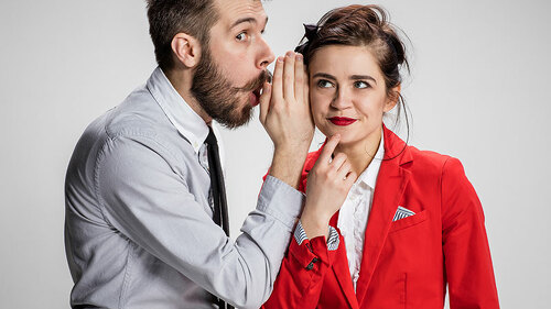 Anzugtraeger-fluester-Anzugtraegerin-etwas-ins-Ohr-112195228-FO-master1305