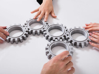 Haende-Zahnraeder-210276137-FO-Andrey-Popov