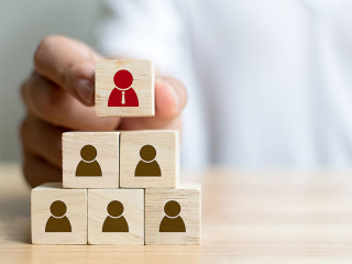 Hand-Holzkloetze-Koepfe-168373934-FO-Chaiyawat