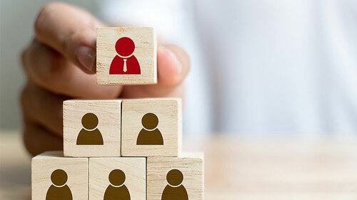 Hand-Holzkloetze-Koepfe-168373934-FO-Chaiyawat