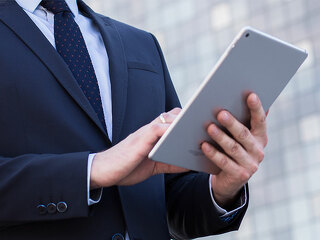 Anzugtraeger-Tablet-90498402-FO-Photographee-eu