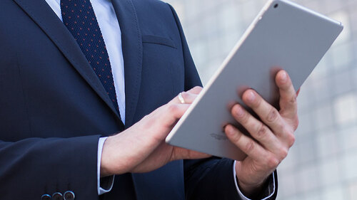 Anzugtraeger-Tablet-90498402-FO-Photographee-eu