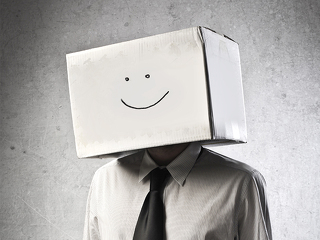 Anzugtraeger-Kiste-auf-Kopf-Smiley-41608961-FO-olly