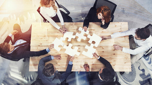 Anzugtraeger-Puzzleteile-Zahnraeder-224070568-FO-alphaspirit