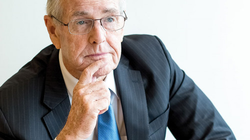 Senior-Anzugtraeger-nachdenklich-138870090-FO-Mangostar